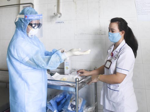 Nhân viên y tế tập dợt sử dụng đồ phòng hộ COVID-19 tại Khoa Nhiễm.