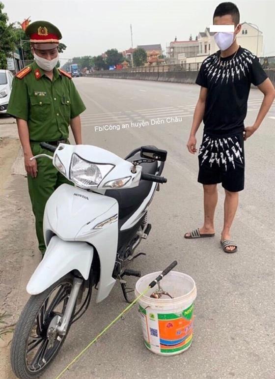 Nam thanh niên T.N.H và dụng cụ câu cá khi bị phát hiện (Ảnh: Công an Diễn Châu)