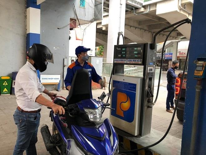 Xăng E5RON92: không cao hơn 11.343 đồng/lít;