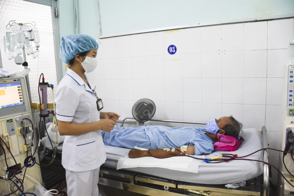 Điều dưỡng tư vấn cho bệnh nhân chạy thận nhân tạo tại  BV Lê Lợi.
