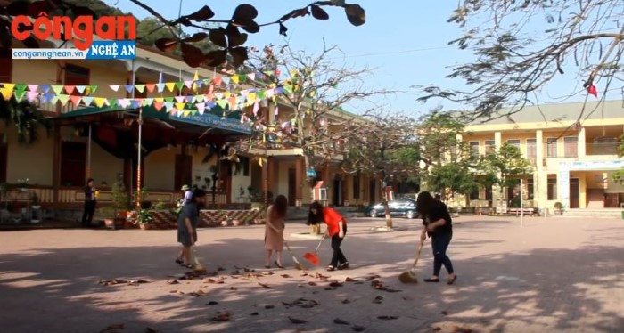 Giáo viên huyên Nghi Lộc dọn vệ sinh trường lớp trong thời gian học sinh nghỉ học. Ảnh: Văn Hậu