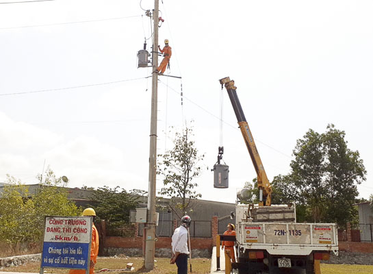 Nhân viên Điện lực Phú Mỹ triển khai lắp đặt nâng cấp trạm biến áp tại sân vận động Phú Mỹ.