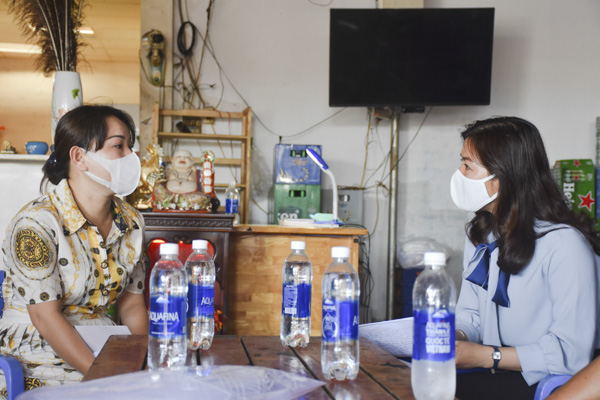 Bà Châu Thị Minh Xuân (bên phải), Phó Trưởng Phòng Tài chính-Kế hoạch TP. Bà Rịa khảo sát các hộ  tiểu thương tại Trung tâm thương mại TP. Bà Rịa bị ảnh hưởng dịch COVID-19.