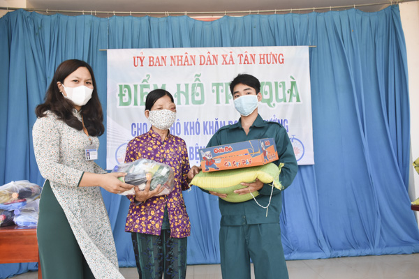Đại diện UBND xã Tân Hưng (TP. Bà Rịa) trao quà  hỗ trợ bà Nguyễn Thị Lai (giữa).