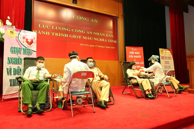 Cán bộ, chiến sỹ Công an tham gia hiến máu tình nguyện tại lễ phát động của Bộ Công an ngày 8/4.
