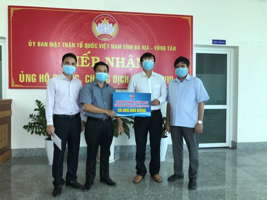 Ông Lê Đình Thắng, Chủ tịch Hội Doanh nhân trẻ tỉnh BR-VT (thứ hai, từ trái qua) trao bảng tượng trưng ủng hộ 50 triệu đồng cho đại diện UBMTTQVN tỉnh.