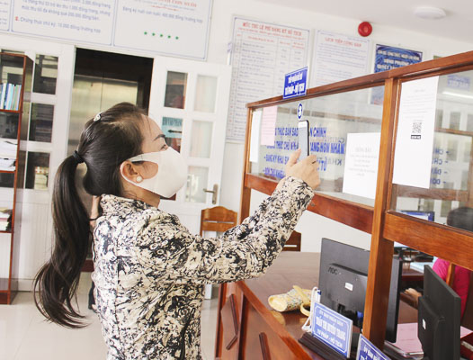 Chị Nguyễn Thị Bích Thủy thực hiện thao tác quét mã QR code trên ứng dụng Zalo.