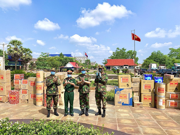 Đại tá Trần Thanh Sơn, Phó Chỉ huy trưởng Bộ CHQS tỉnh BR-VT (thứ 2 từ trái sang) trao tặng vật tư y tế phòng, chống dịch COVID-19  cho Tiểu khu quân sự Preah Viheah Quân đội Hoàng gia Campuchia.