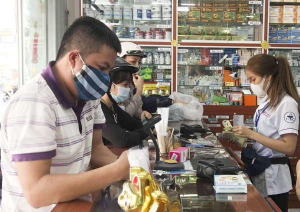 Khách hàng mua thuốc tại Nhà thuốc Long Châu, đường Trương Công Định (TP.Vũng Tàu).  Ảnh: MINH THANH