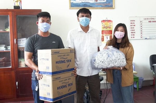 Ông Trần Thanh Minh (đứng giữa), Phó Chủ tịch UBND TT.Long Hải nhận khẩu trang và thực phẩm do các nhà hảo tâm ủng hộ phòng, chống dịch COVID-19.