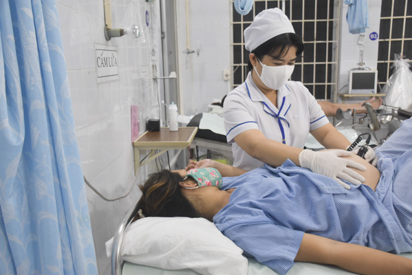Nữ hộ sinh kiểm tra tim thai tại Bệnh viện Lê Lợi.