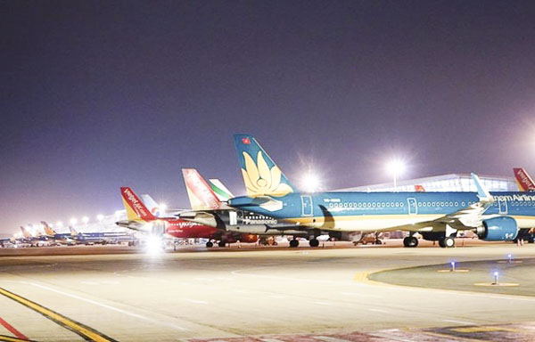 Máy bay của các hãng hàng không nằm chờ tại sân bay do ảnh hưởng dịch COVID-19.