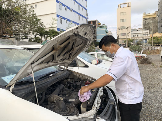 Anh Nhan Minh Nhật, tài xế taxi Vinasun kiểm tra xe chuẩn bị hoạt động trở lại vào ngày 24/4. Ảnh: THỤY NHIÊN