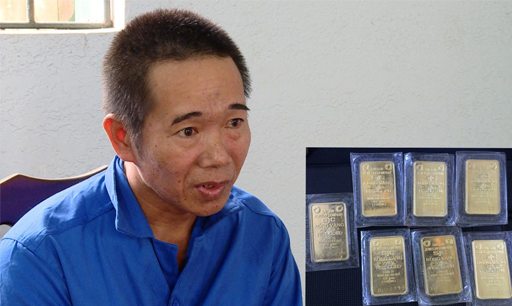 Đối tượng Lê Xuân Sang và 7 cây vàng SJC tang vật vụ án.