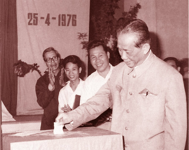 Tổng Bí thư Lê Duẩn bỏ phiếu bầu Quốc hội khóa VI tại khu phố Ba Đình, Hà Nội, tháng 4/1976.