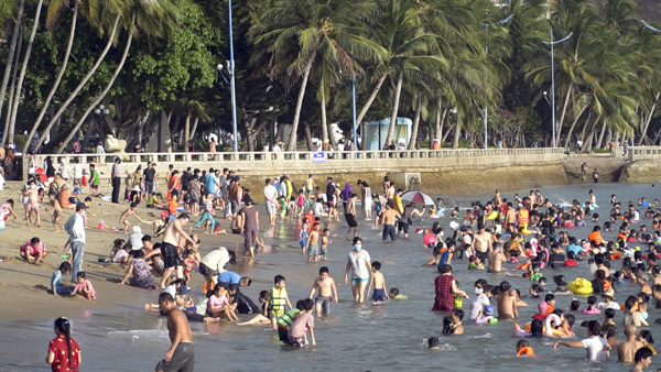 Hàng trăm người tắm biển Bãi trước chiều 25/4.