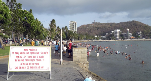 Hai ngày cuối tuần, người dân, du khách vẫn tắm biển Bãi Trước dù đã có biển báo cấm.