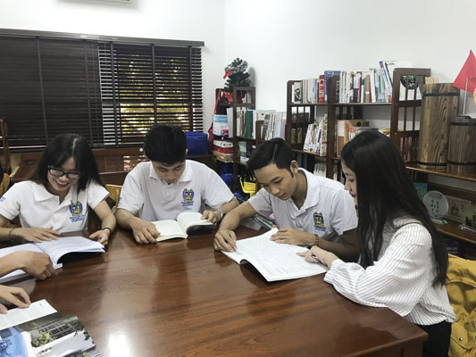 SV Trường ĐH Bà Rịa-Vũng Tàu tự học tại Phòng Văn hoá Hàn Quốc