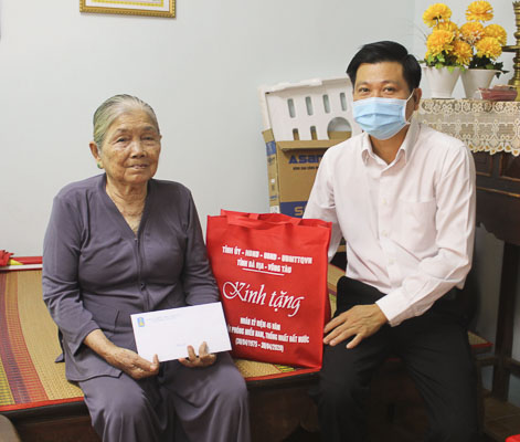 Ông Trần Văn Tuấn, Phó Chủ tịch UBND tỉnh tặng quà Mẹ VNAH Trần Thị Lưỡng. Ảnh: HOÀNG HƯỜNG