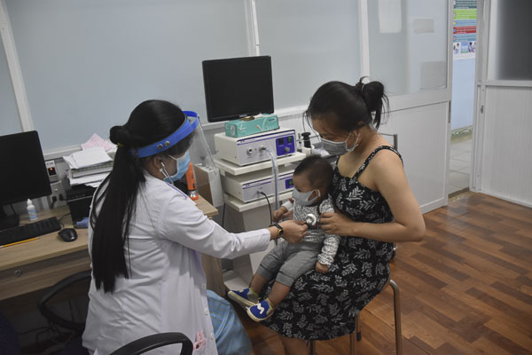 Bác sĩ Bệnh viện Vạn Phước, TP.Bà Rịa kiểm tra sức khỏe cho trẻ.