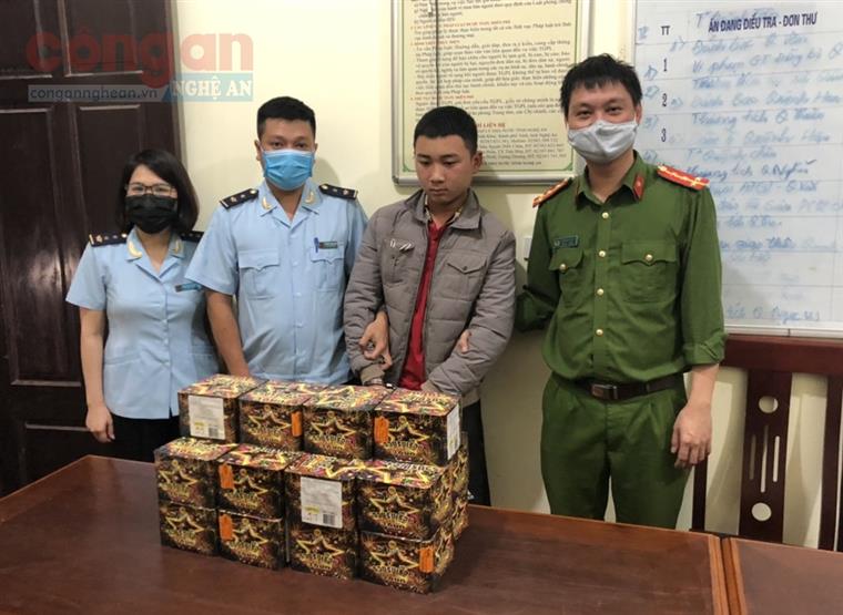 Lực lượng chức năng bắt giữ đối tượng Chu Sỹ Hậu (X) cùng 24,7 kg pháo                                  
