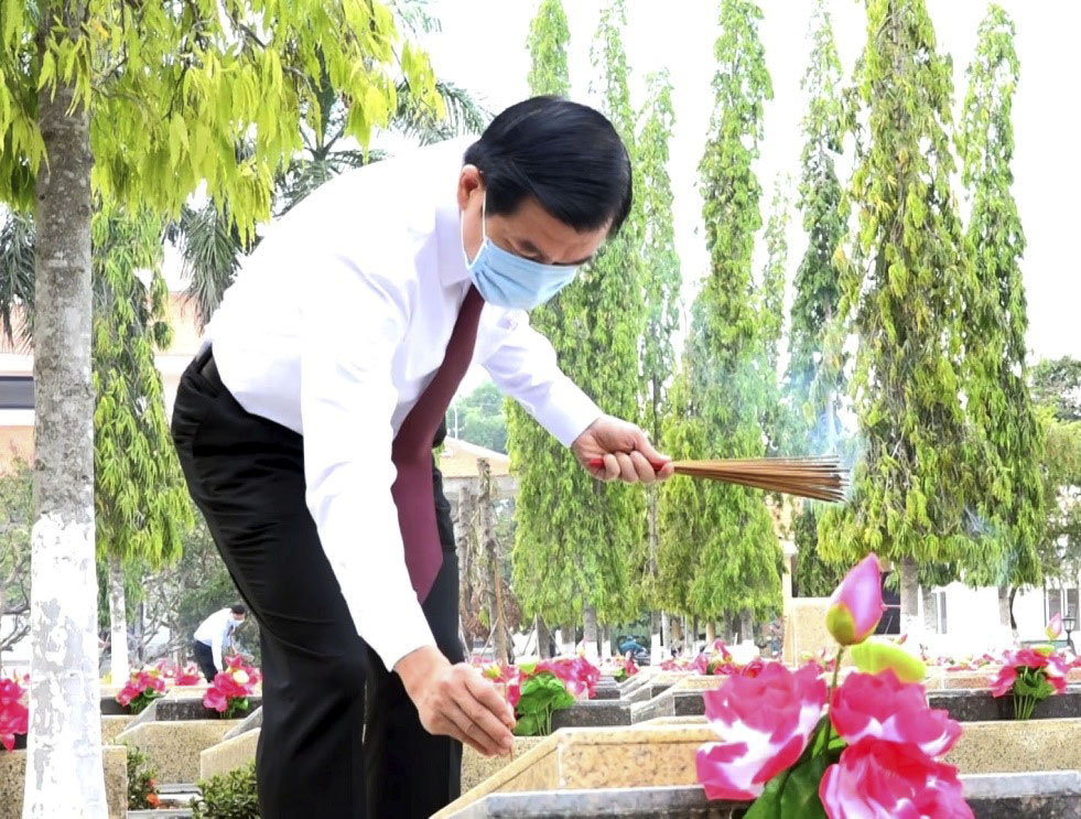Ông Nguyễn Hồng Lĩnh, Ủy viên Trung ương Đảng, Bí thư Tỉnh ủy, Chủ tịch HĐND tỉnh thắp nhang tại các phần mộ liệt sĩ.