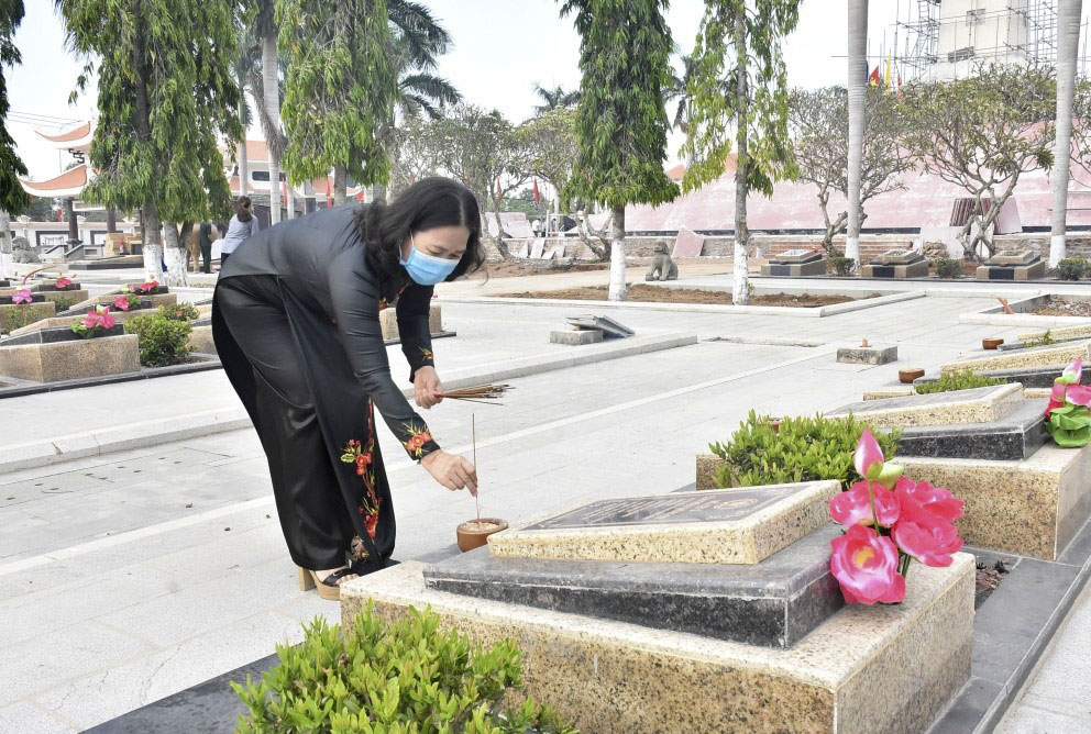 Bà Nguyễn Thị Yến, Phó Bí thư Thường trực Tỉnh ủy, Trưởng Đoàn đại biểu Quốc hội tỉnh thắp nhang tại các phần mộ liệt sĩ.