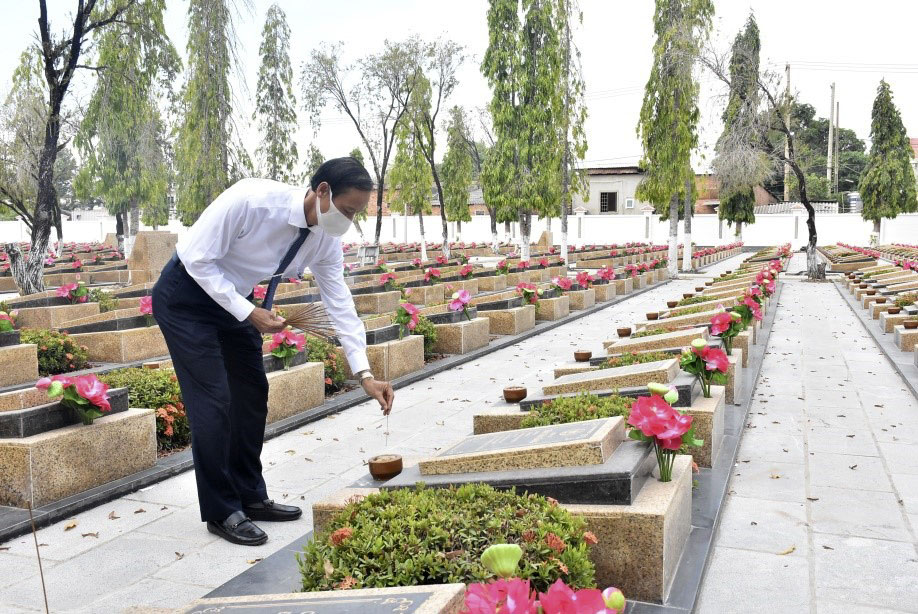 Ông Nguyễn Văn Thọ, Phó Bí thư Tỉnh ủy, Chủ tịch UBND tỉnh thắp nhang tại các phần mộ liệt sĩ.