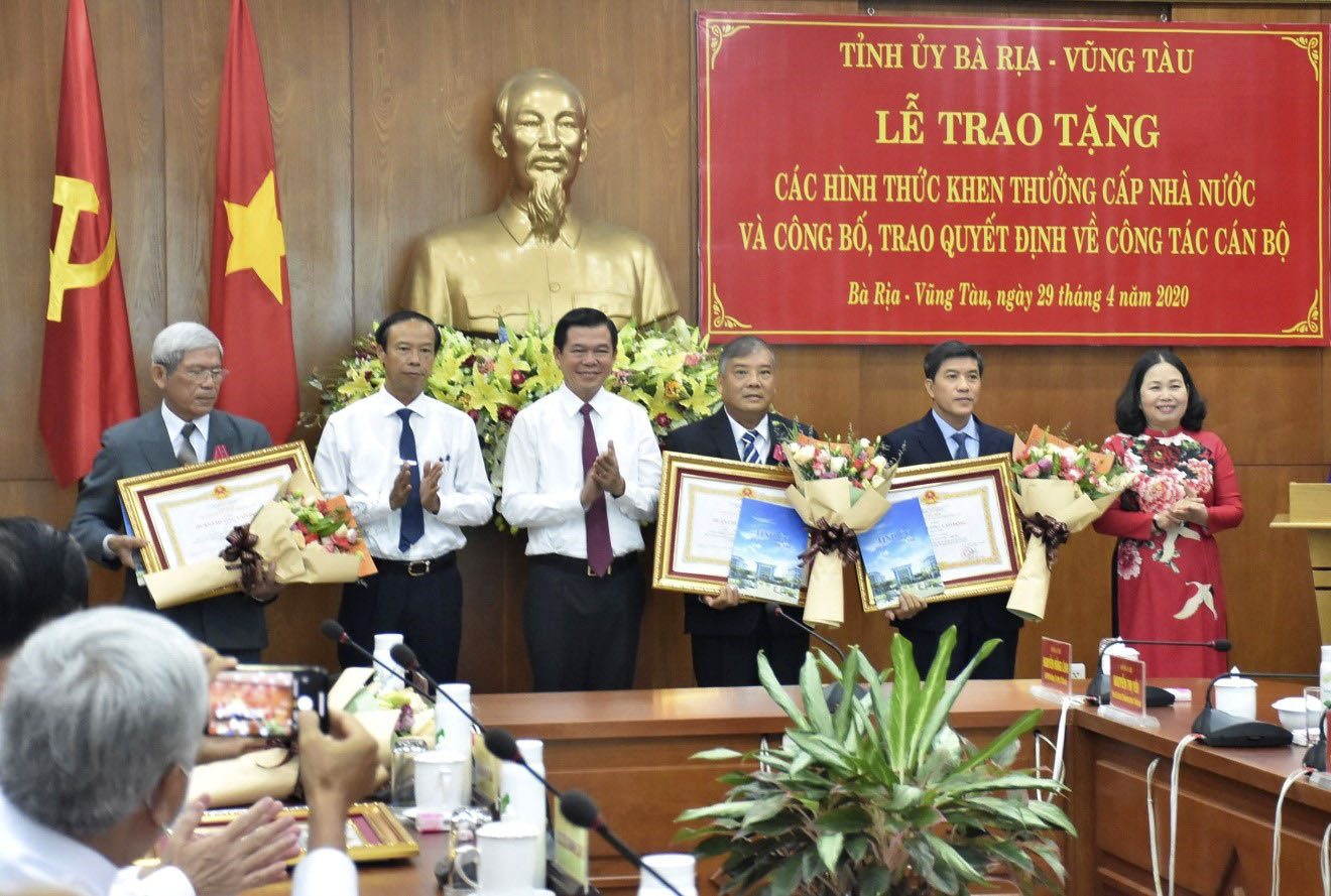 Thường trực Tỉnh ủy và lãnh đạo UBND tỉnh tặng hoa chúc mừng các đồng chí được nhận Huân chương của Chủ tịch nước.