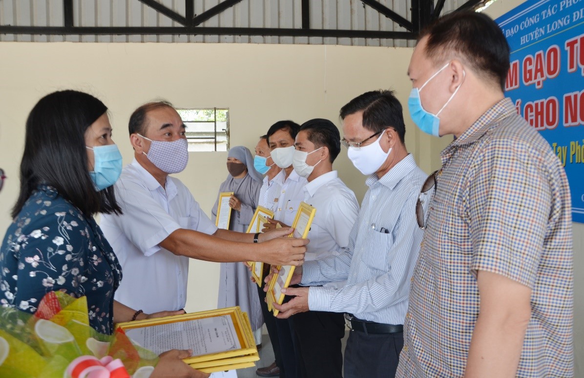 Ông Lâm Văn Hồng, Phó Chủ tịch UBND huyện Long Điền tặng hoa, thư cảm ơn tới các nhà hảo tâm đã tài trợ gạo cho “ATM”