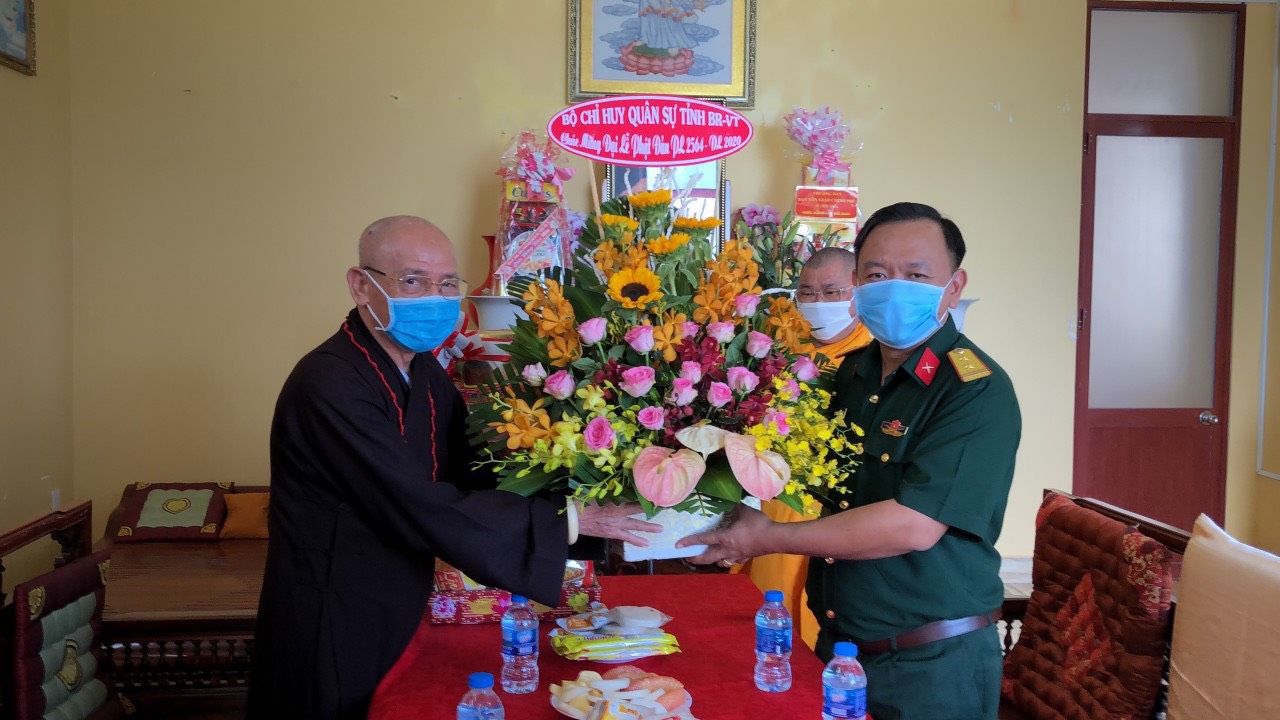 Trung tá Nguyễn Thành Trung, Chính ủy Bộ CHQS tỉnh tặng hoa, quà cho đại diện chùa Phước Hải (phường Thắng Tam, TP.Vũng Tàu).