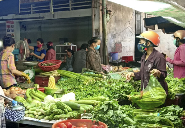 Người dân mua rau tại chợ Rạch Dừa sáng 30/4.