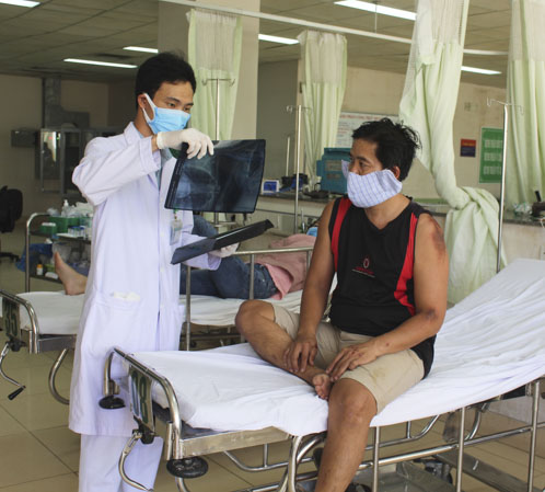 Bác sĩ Bệnh viên Bà Rịa thông báo kết quả chụp X-Quang cho một bệnh nhận cấp cứu lại bệnh viên trong sáng 30/4.