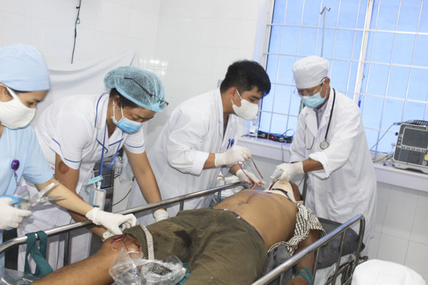Bác sĩ, nhân viên y tế của khoa Cấp cứu, Bệnh viện Lê Lợi thực hiện quy trình cấp cứu cho một bệnh nhân bị tai nạn giao thông.