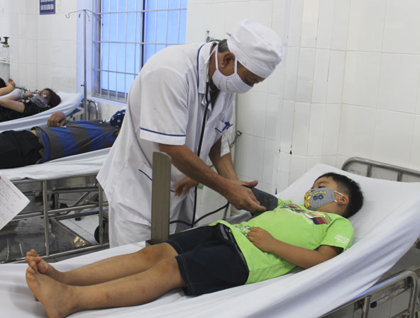 Bác sĩ Bệnh viện Lê Lợi khám bệnh cho bệnh nhân nhi vào chiều 30/4.