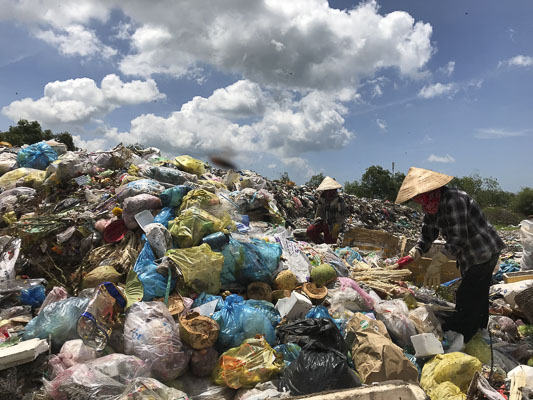 Rác sinh hoạt trong dịp lễ sau khi thu gom được đưa về bãi trung chuyển xã Phước Thuận (huyện Xuyên Mộc) không để xảy ra tình trạng ùn ứ rác thải trong khu dân cư và các điểm du lịch