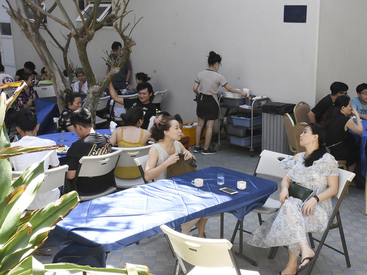 Các resort, KDL chủ yếu phục vụ ăn uống, cà phê giải khát tại chỗ cho khách lưu trú. Trong ảnh: Du khách thư giãn cà phê sân vườn tại Lan Rừng Resort Phước Hải.