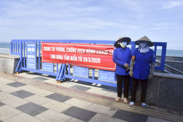 Nhân viên của HTX Thùy Vân, TP. Vũng Tàu lập chốt để nhắc nhở, ngăn chặn người dân, du khách tắm biển.