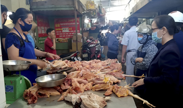 Người dân mua gà tại quầy thịt gà an toàn của bà Phạm Ngọc Mai (chợ Rạch Dừa, TP. Vũng Tàu).