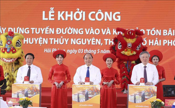 Thủ tướng Nguyễn Xuân Phúc và các đại biểu thực hiện nghi thức khởi công. Ảnh: THỐNG NHẤT