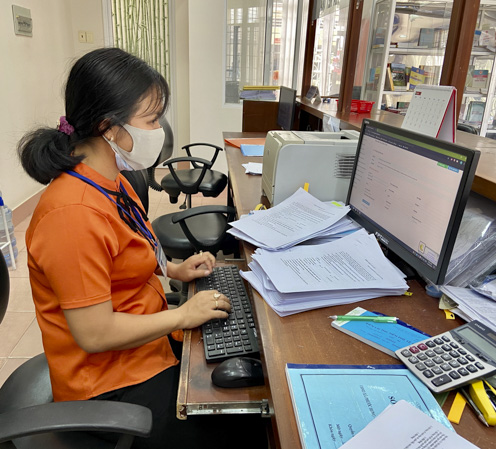 Bà Trần Thị Phú, công chức Tư pháp - Hộ tịch cập nhật hồ sơ hành chính của người dân lên phần mềm  “một cửa” điện tử.
