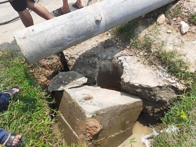 Phần móng cột điện bị đổ sập, bật gốc