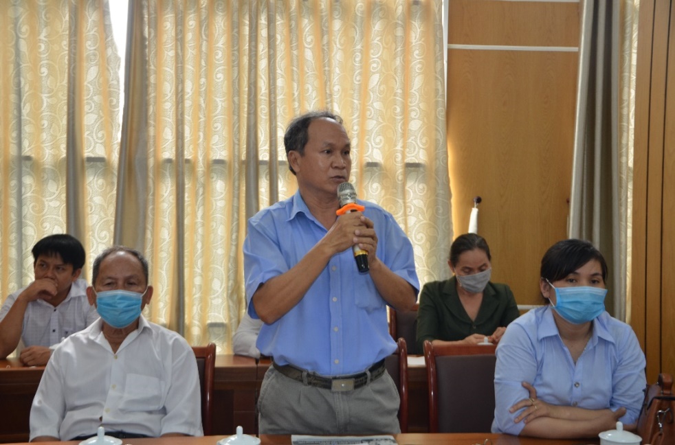 Cử tri Võ Minh Châu (thị trấn Phước Bửu, huyện Xuyên Mộc) phát biểu ý kiến về việc bảo vệ nguồn tài nguyên nước. Ảnh: DIỄM QUỲNH