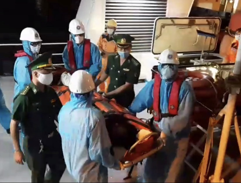 Cán bộ, chiến sĩ Trạm Biên phòng cửa khẩu cảng Vũng Tàu và nhân viên y tế đưa nạn nhân Hồ Minh Tuấn xuống tàu SAR 413 để lên bờ cấp cứu.