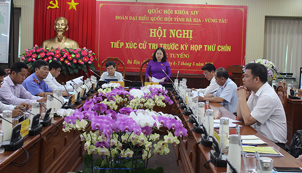 Bà Nguyễn Thị Yến, Phó Bí thư Thường trực Tỉnh ủy, Trưởng Đoàn ĐBQH tỉnh phát biểu ghi nhận ý kiến của cử tri.