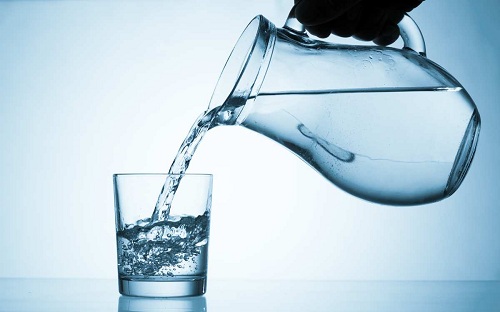 Cần uống bù đủ nước để phòng đau đầu.