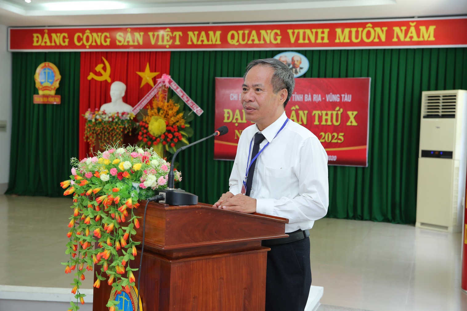 Đồng chí Nguyễn Văn Hiến, Chánh án TAND, Bí thư Chi bộ TAND tỉnh thông qua báo cáo chính trị tại Đại hội.