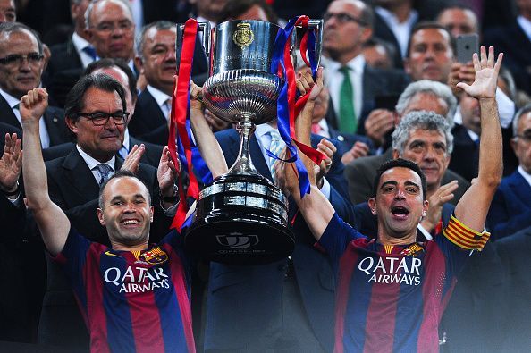 Xavi (phải) và Iniesta xuất sắc cả trong màu áo Barca lẫn đội tuyển Tây Ban Nha.