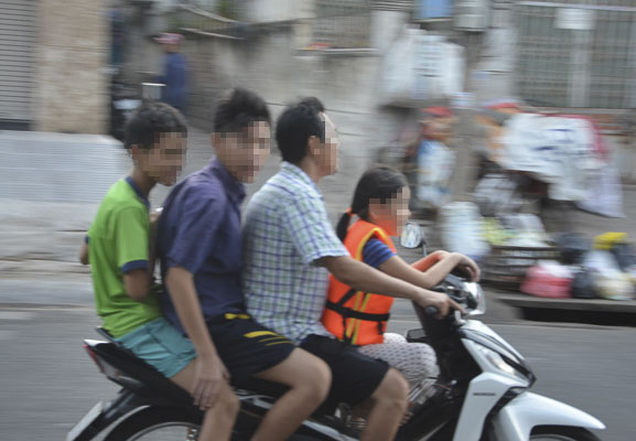 Xe máy “kẹp” 4 trên đường Trần Phú, Phường 5, TP.Vũng Tàu.