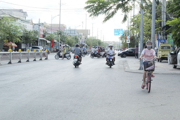 Người dân điều khiển phương tiện xe máy, xe đạp điện chạy ngược chiều trên tuyến đường 30/4, Phường 11.